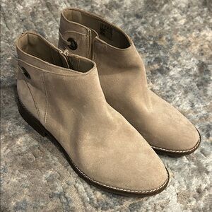 Clarks Beige Suede Ankle Boots EUC!